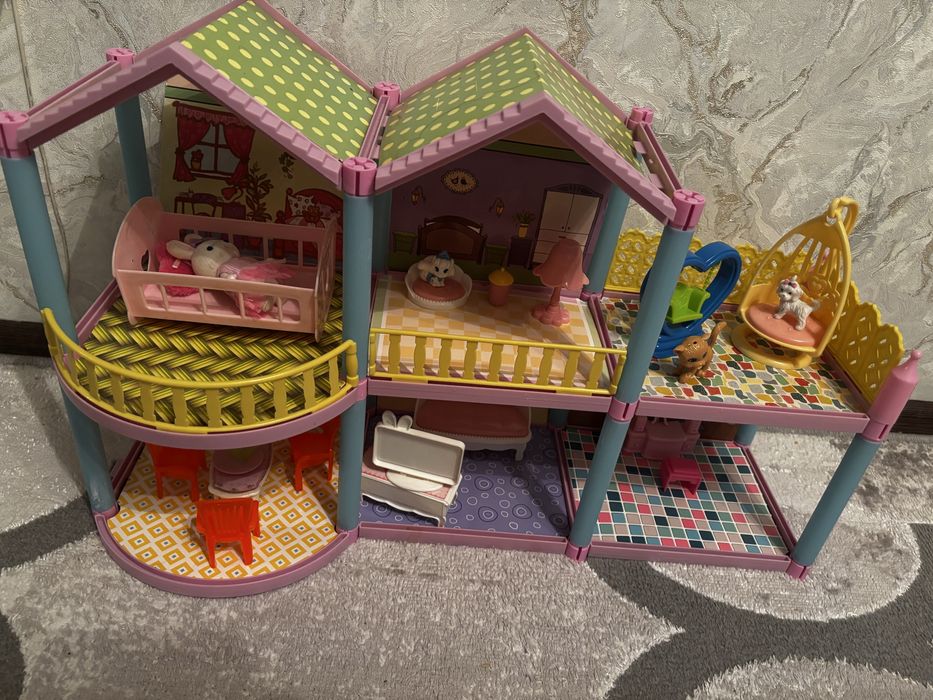 Продам игрушечный домик с мебелью