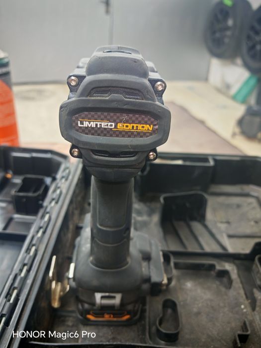 Акумулаторен винтоверт DeWALT ударен с 2 батерии и зарядно, 18 V, 1.7