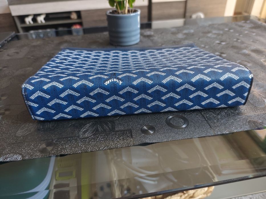 Мъжка чантичка тип бурсета на goyard