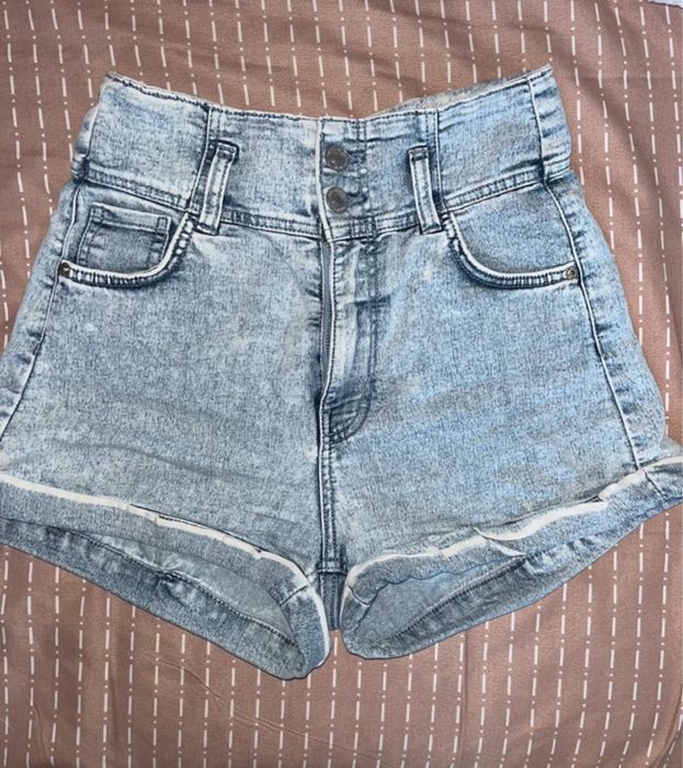 Pantaloni scurti de blug