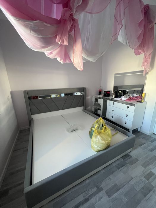 Кровать двуспальная с матрасом