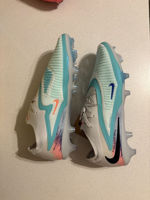 Ghete de fotbal Mercurial si Phantom