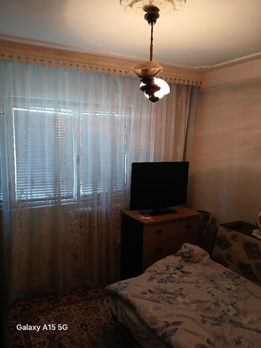 Închiriez apartament cu trei camere