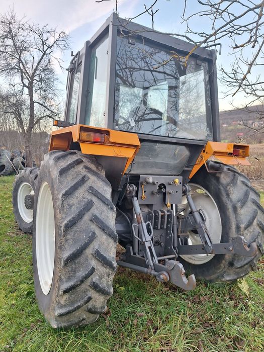 Vând tractor Renault