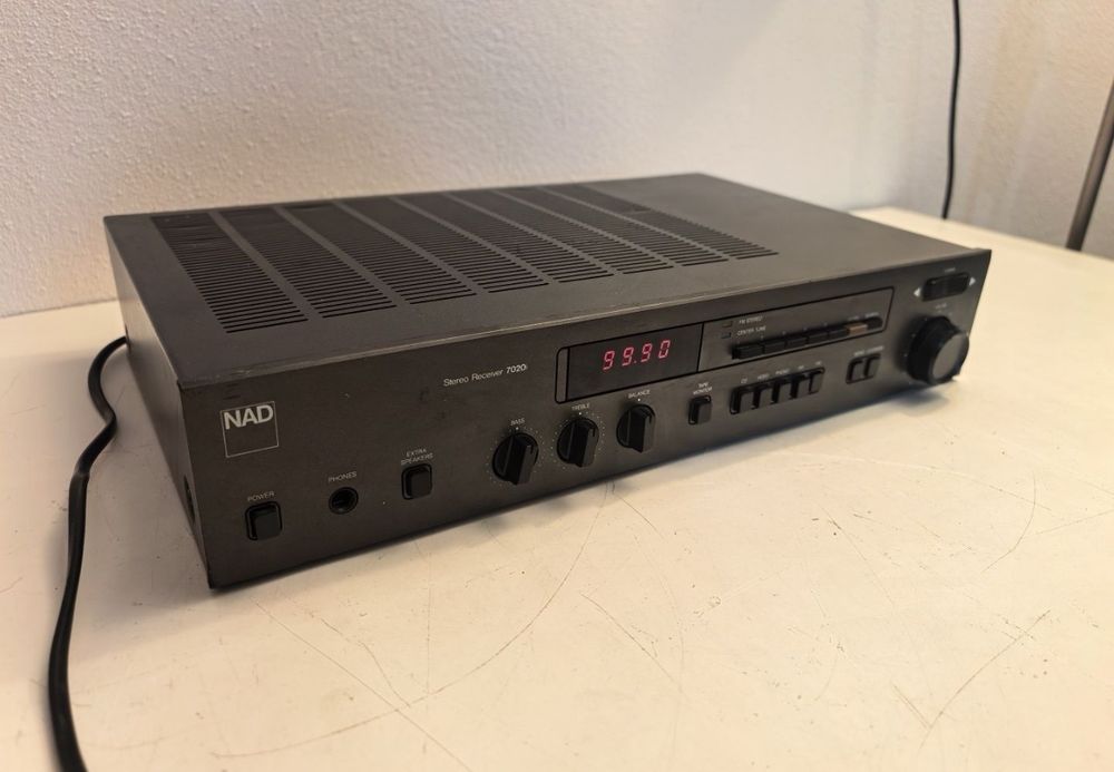 Amplificator NAD 7020i statie