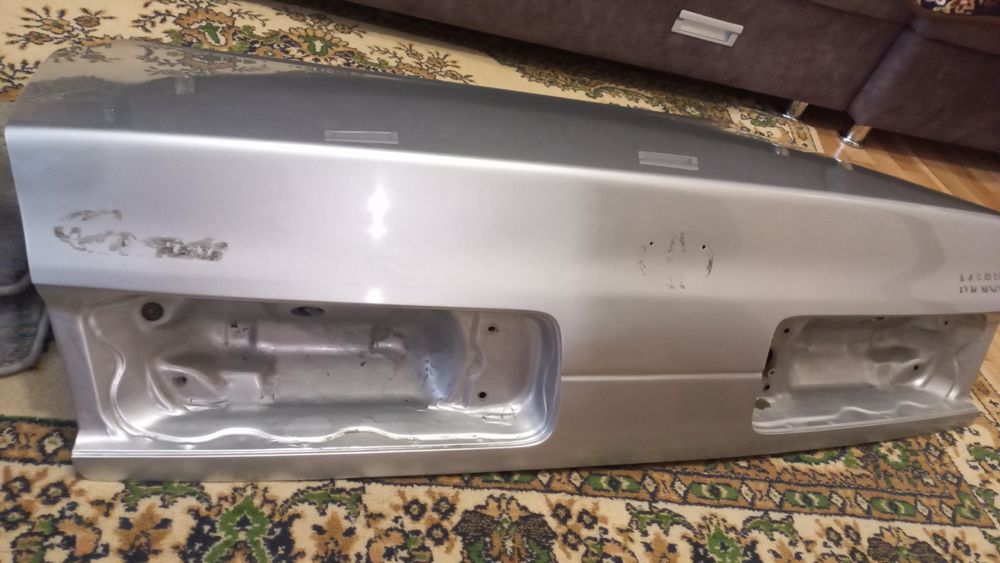 Продам крышку богажника