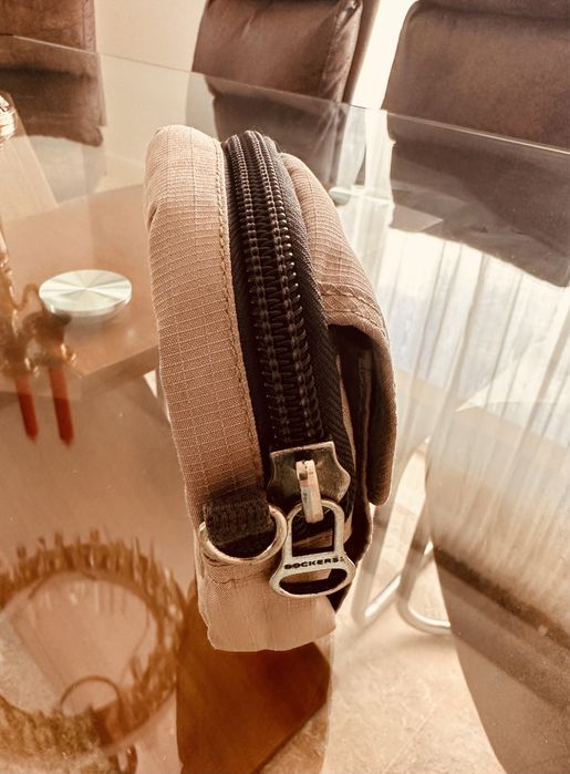 Borseta Dockers cu Curea Gat/Umeri - Breloc Chei