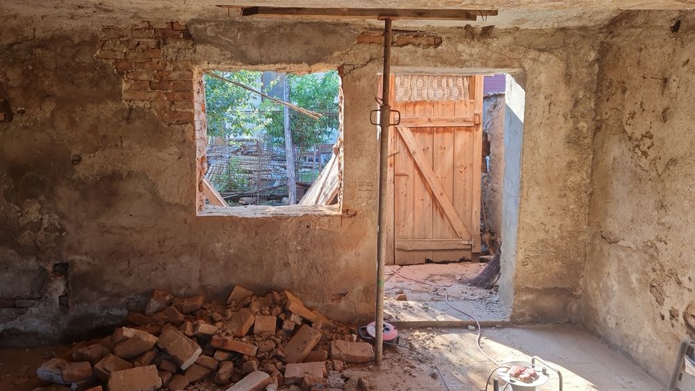 Executam lucrări de construcții interioare si exterioare