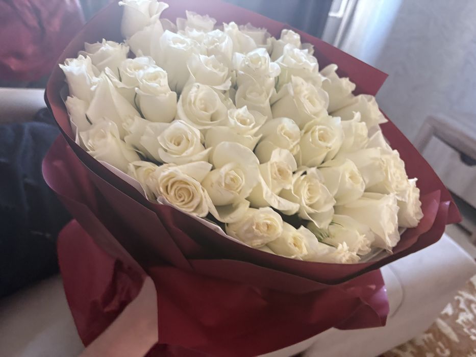Розы белые и кустовые розы