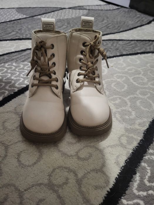 Продам демисезонные ботиночки.