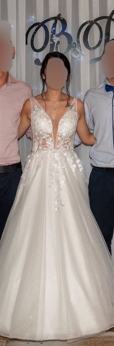 Булчинска рокля с блестящ тюл в долната част и подарък към нея воал