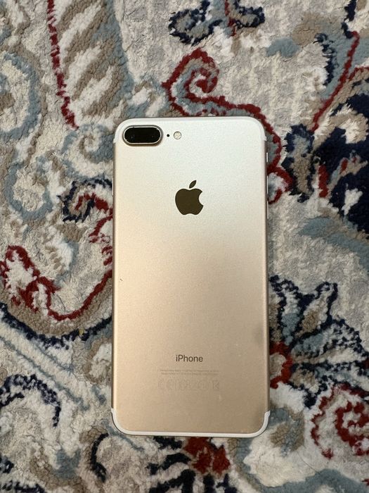 Продам Айфон 7+
