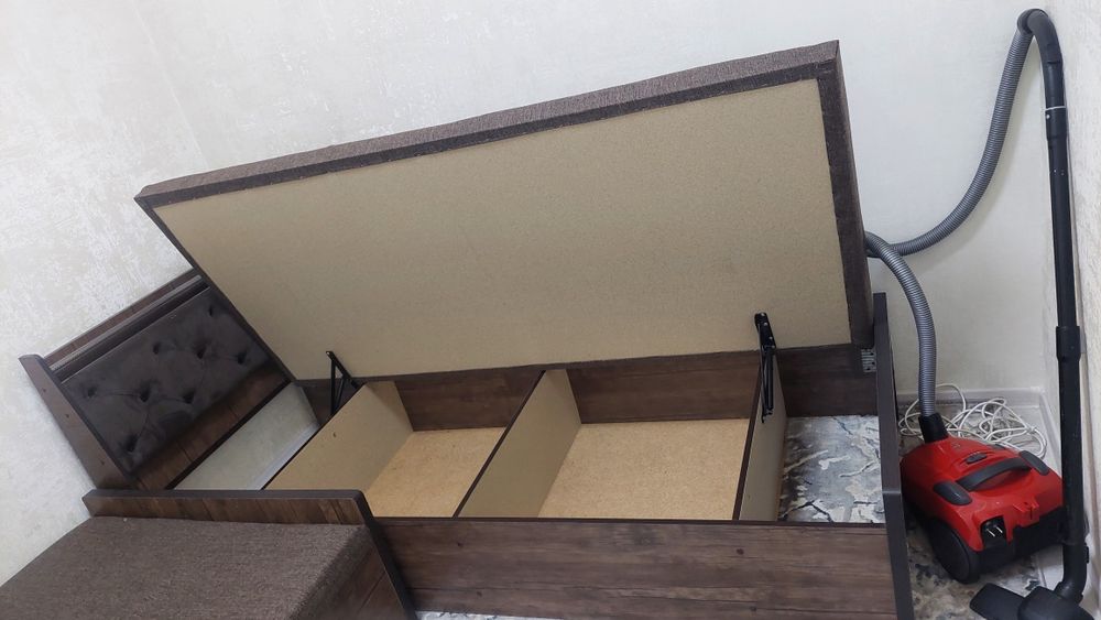 Krovat sotiladi. Yangi. Ishlatilmagan. Xonaga sig'madi, torlik qildi.