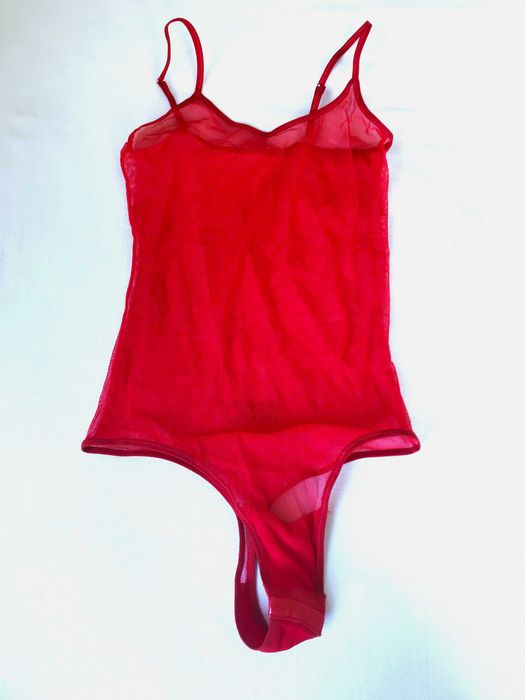 червено боди тюл