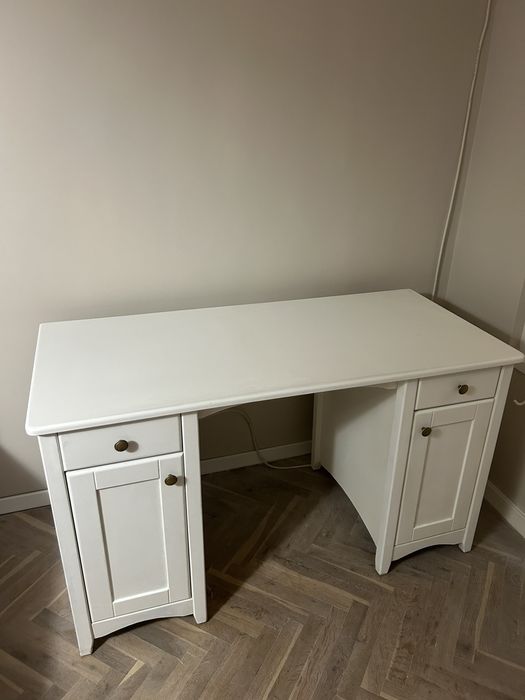 Продавам голямо бюро от масив в отлично състояние произведено в Троян