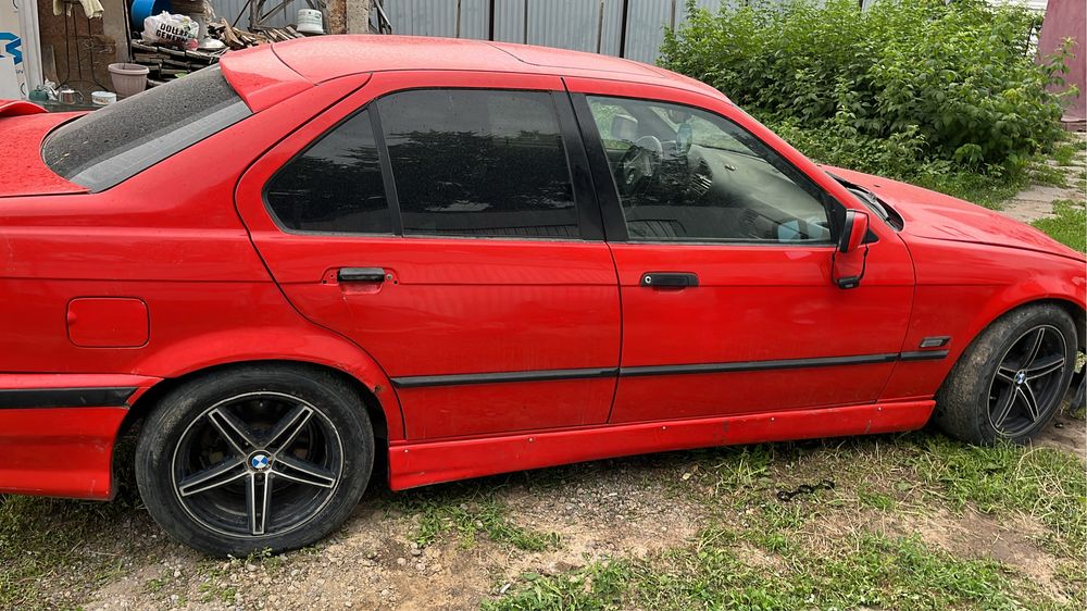 BMW 320I срочно продам машину