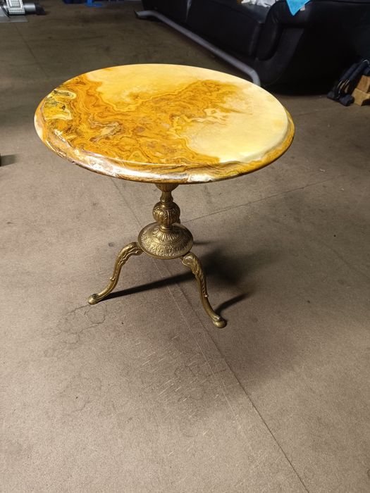 Барокова бронзова маса със плод от оникс