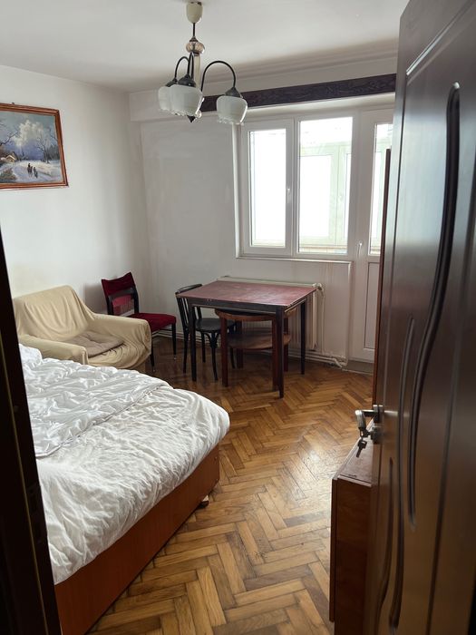 De închiriat Apartament 3 camere, zona Cina, etaj 3