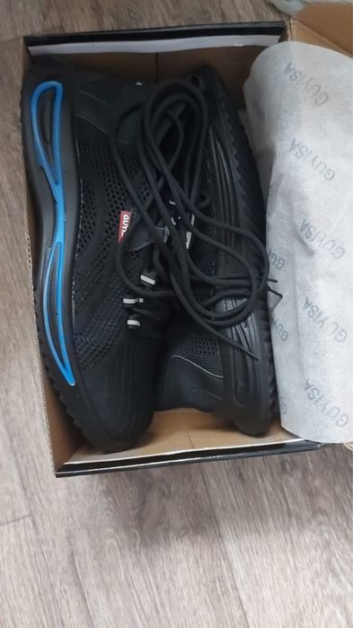 Продам кроссовски