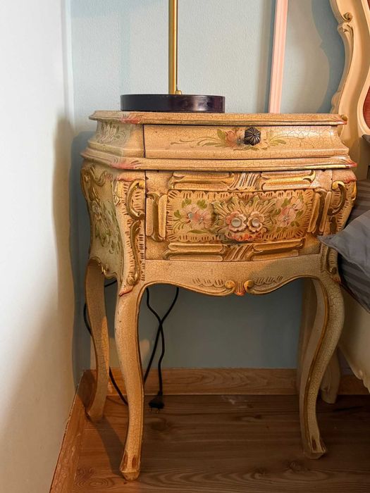 Dormitor Baroc, cu 2 noptiere vopsea croquell, cu somieră și saltea