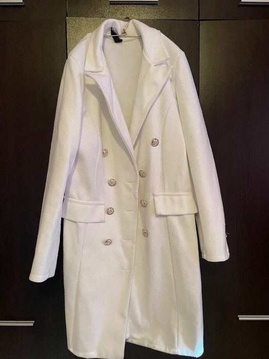 Дълго бяло палто с копчета