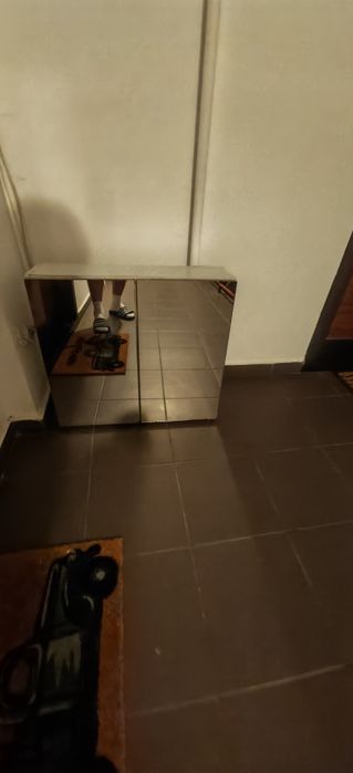 Vând dulap baie ; vană ; bideu.
