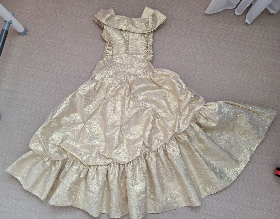 Шикарное золотистое бальное платье для девочки