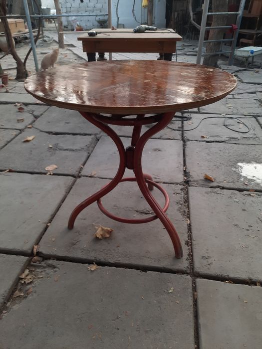 Продаются антикварная витрина после качественной реставрации.