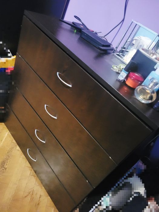 Продавам скрин,цвят венге