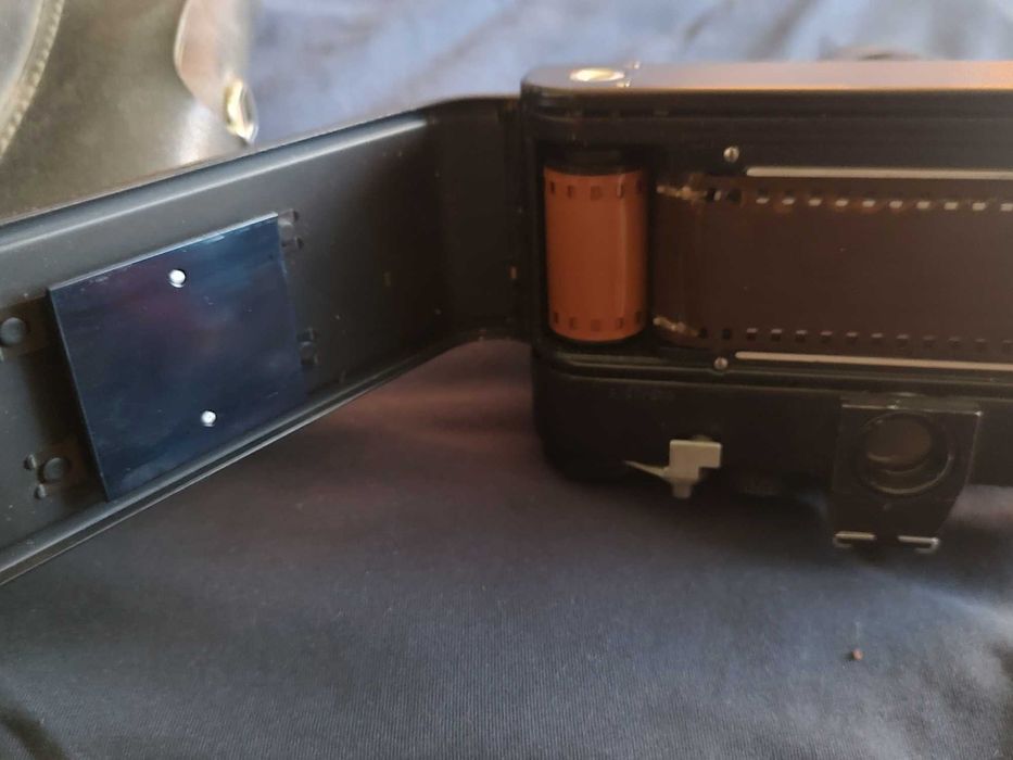 класически съветски огледално-рефлексен фотоапарат (SLR) Зенит ЕТ (на латиница: Zenit ET).  С обектив Helios-44.В отлично състояние.