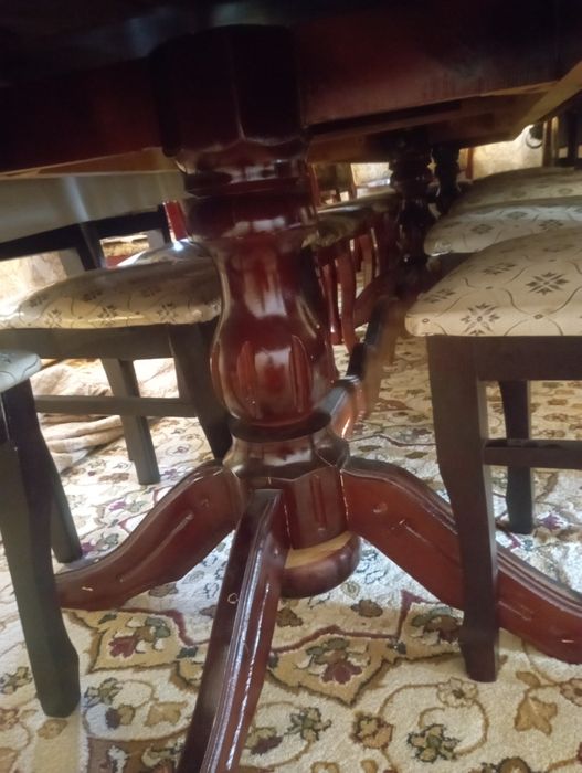 Стол и стулья для гостиной