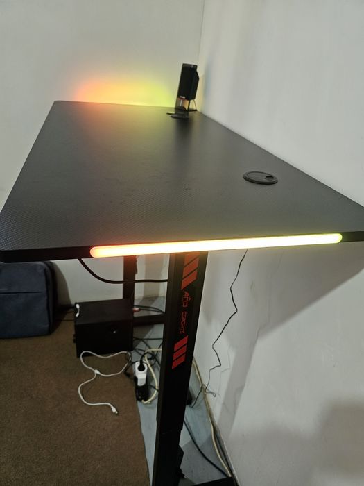 Стол с подъёмным механизмом / Ko'tarish mexanizmi bo'lgan stol