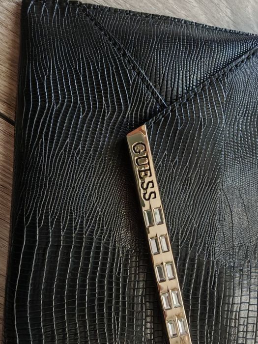 Geantă Plic Guess Neagra
