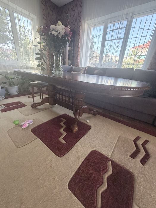 Обеденный стол шикарный