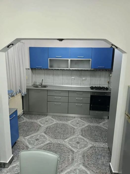 Vând apartament situat la parter pe strada Stejarului nr 8 lângă piață