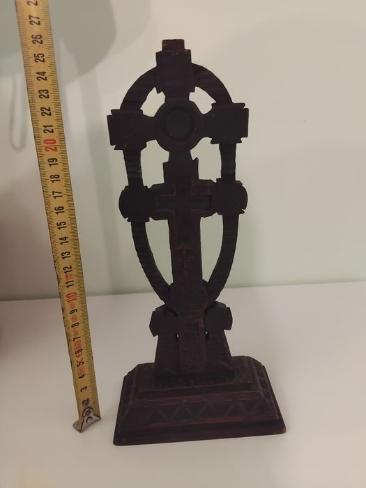 Cruce veche sculptată în lemn – artă populară românească