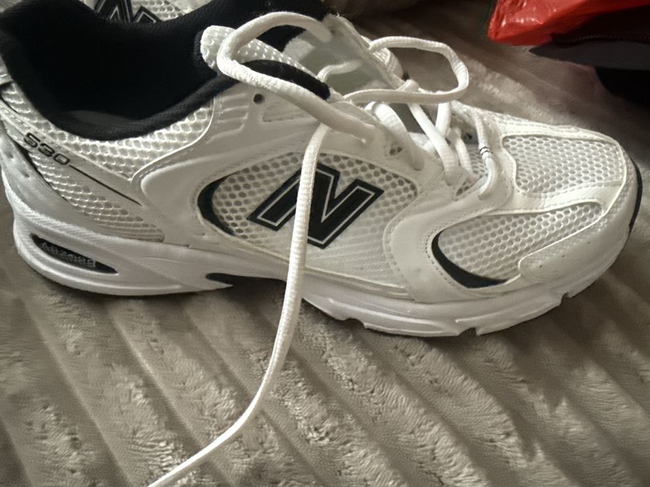 Vand adidasi new balance sunt originali ii vand de oarece imi sunt mici predare personala in onesti