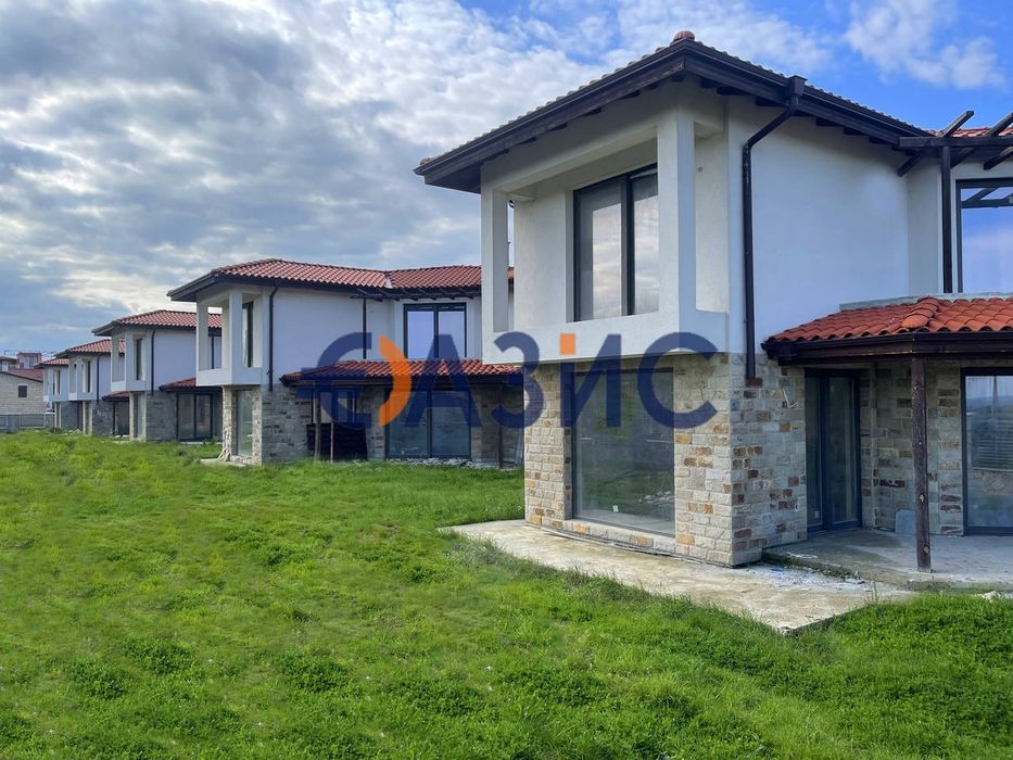 Двуетажна вила с басейн на първа линия море в комплекс "Синеморец