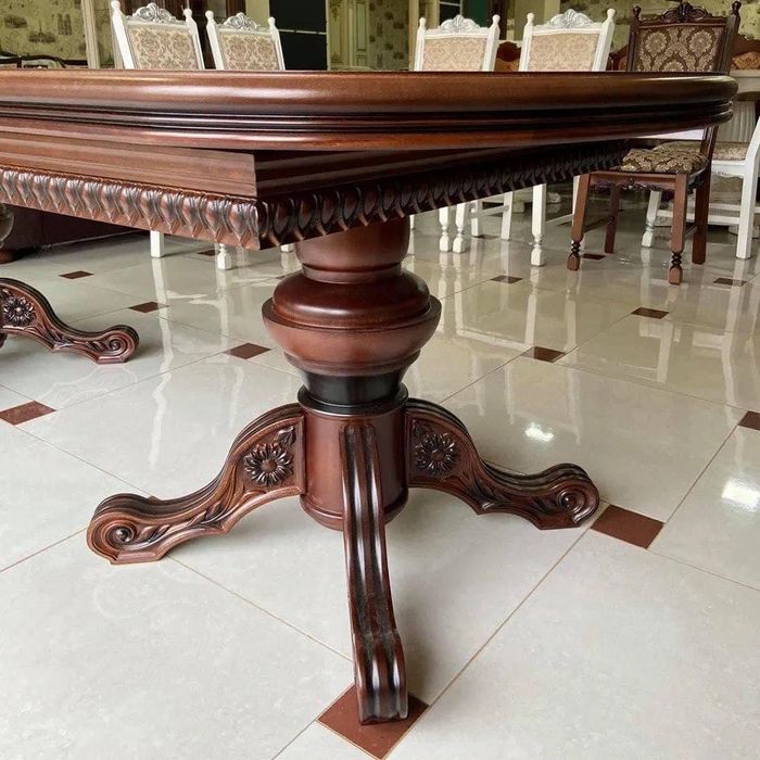 Шикарный стол в гостиную из дерева. Италия