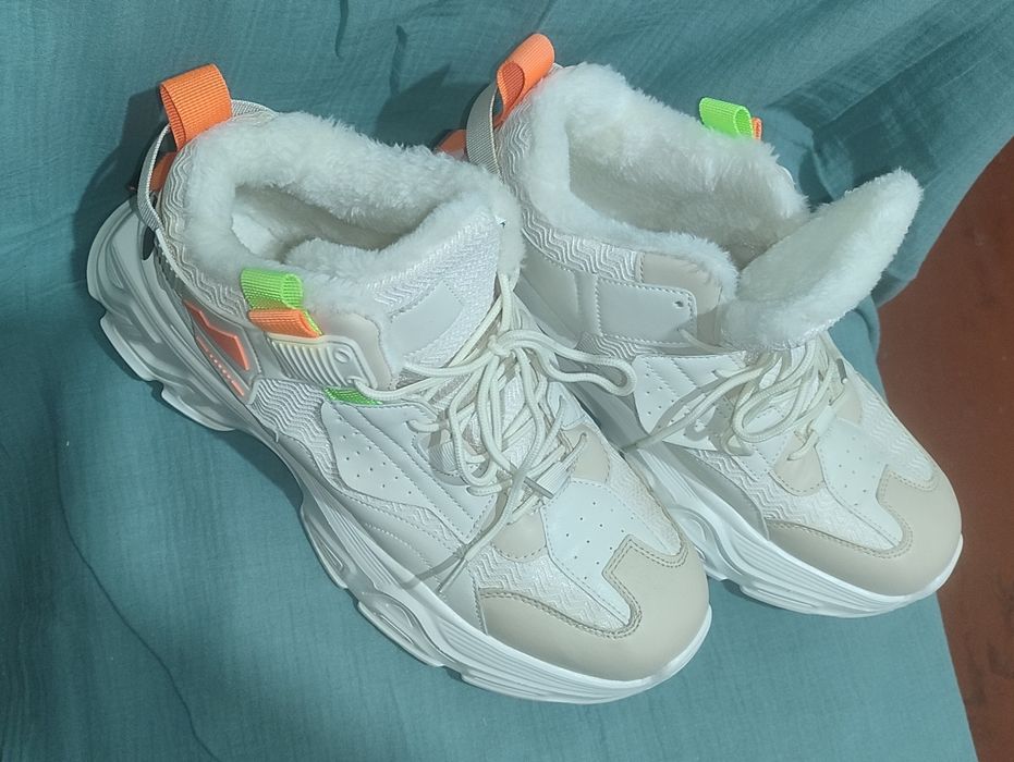 Продам кроссовки новые