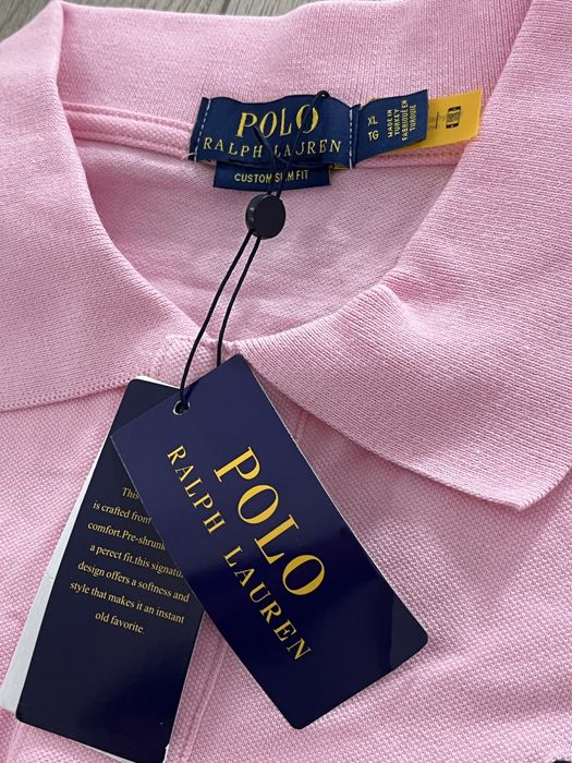 Polo shirt pink.
