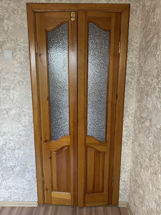 Продам двери деревянные, линолеум