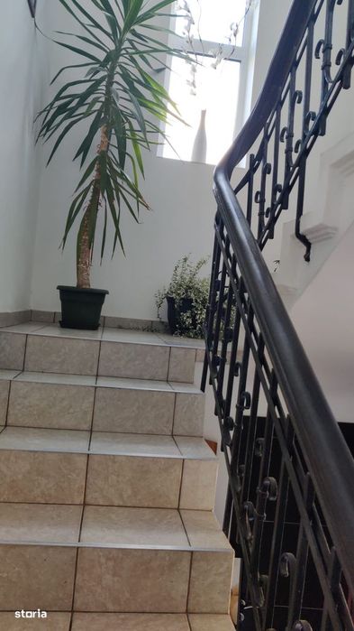 Campina - ultracentral - casa + Spațiu comercial - 215000 Euro