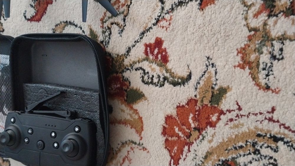 Дрон с пультом управления