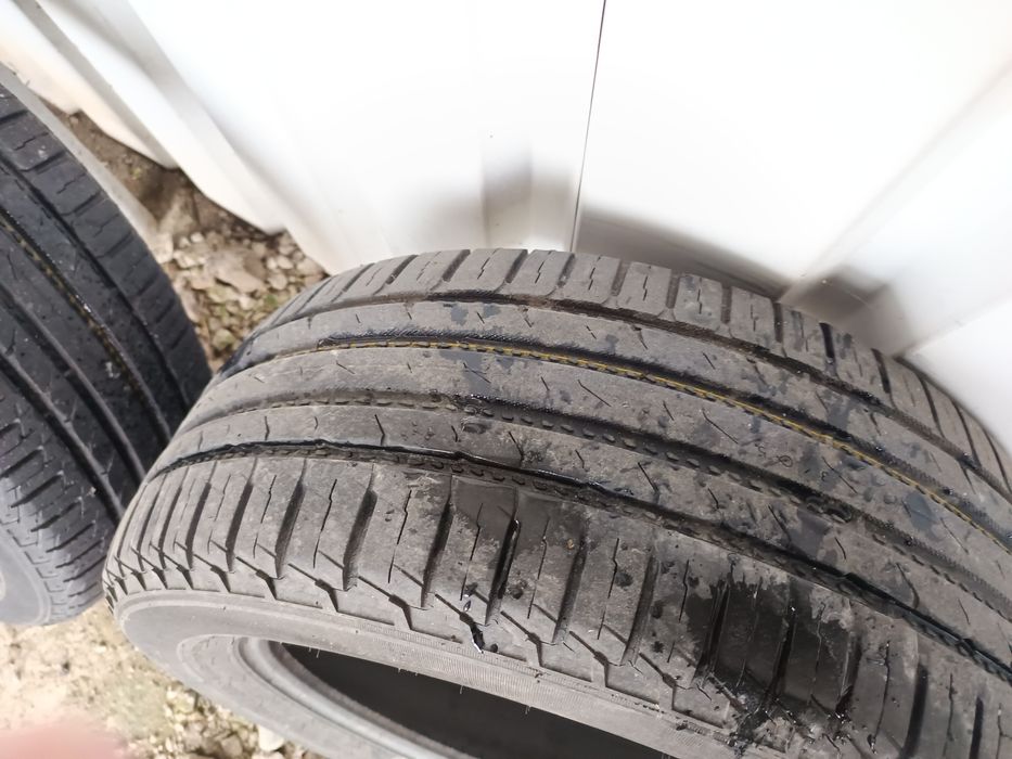 Продавам три комплекта летни гуми размер 235 55 17 и215 65 16 като сед