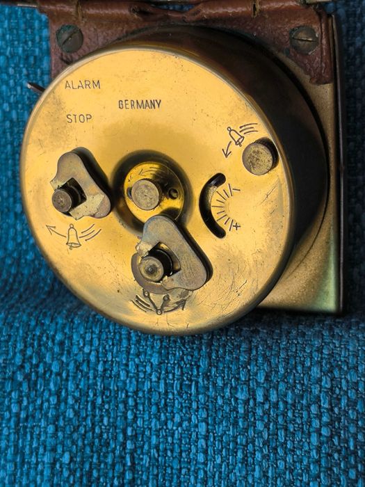 ceas vechi mecanic masa birou antichitati vintage arta colectie antik