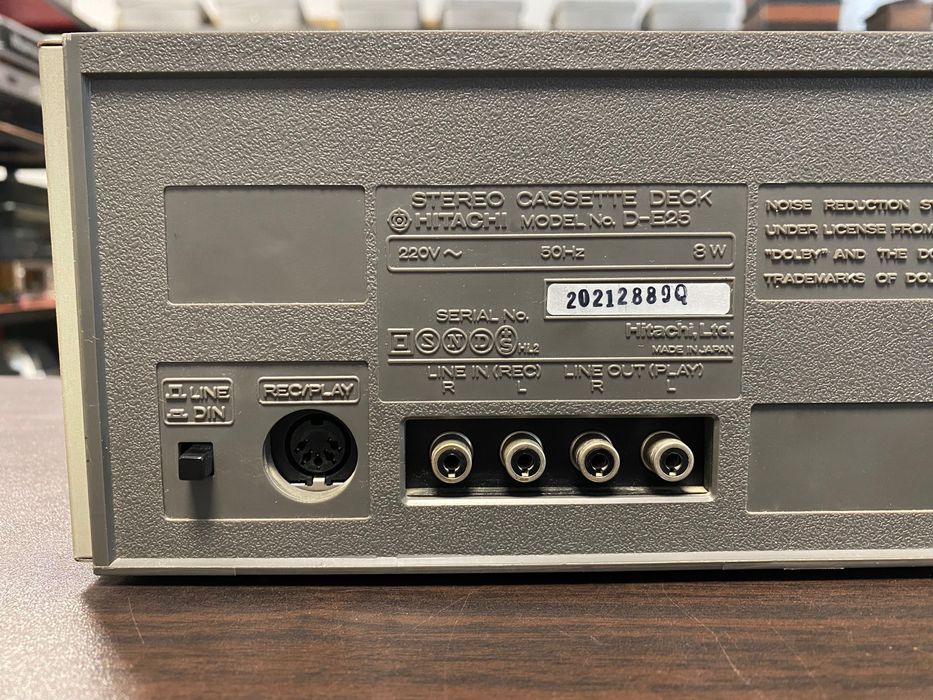 Касетен дек Hitachi