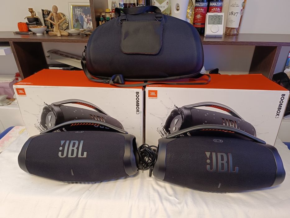 Vând 2 boxe JBL boombox3, 180w, plus un Etui.