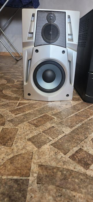 Музыкальный центр с колонками