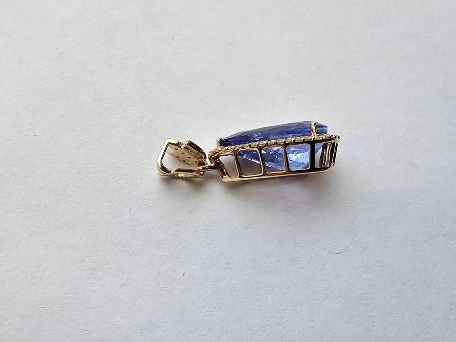 Златна висулка с естествен танзанит